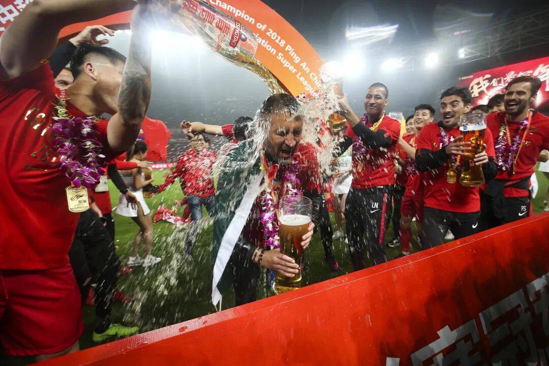 爱游戏娱乐-包含上海海港迎英超关键赛，集结日队长鼓劲，震撼外界，球队文化再被提及的词条